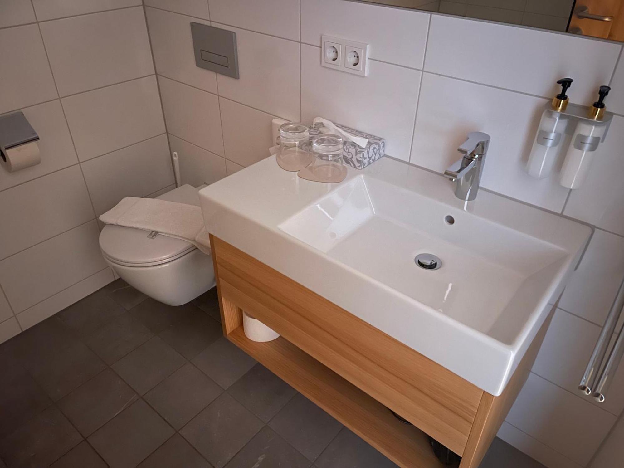 לאוטראך Hotel Johann מראה חיצוני תמונה